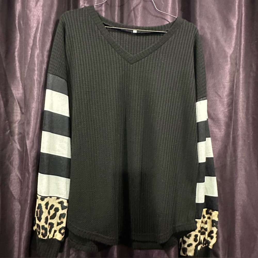 Black waffle vneck top has mixed print bubble sleeves Sz L